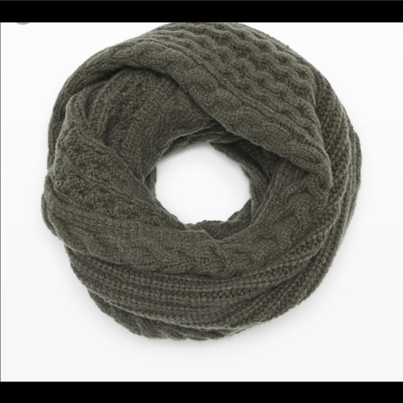 Club Monaco Micaila Wool Cable Knit Infinity Scarf Olive Green *NEW - Picture 2 of 5
